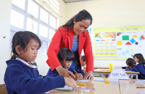 Cô giáo K’Ho hiến đất xây trường học